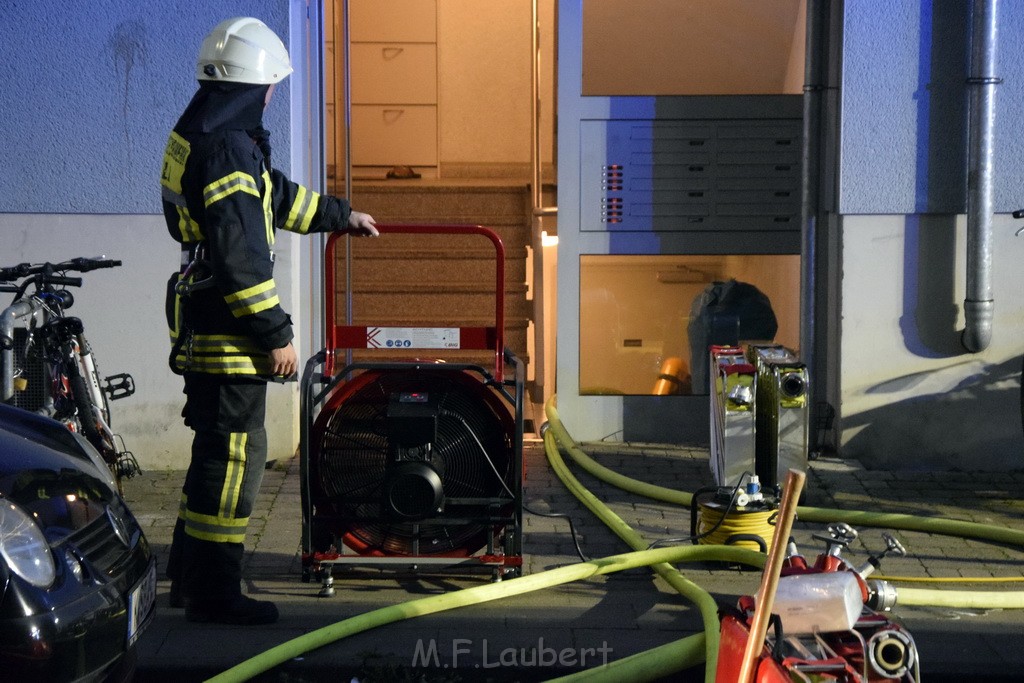 Feuer 2 Y Kellerbrand Koeln Ostheim Ruppinerstr P055.JPG - Miklos Laubert